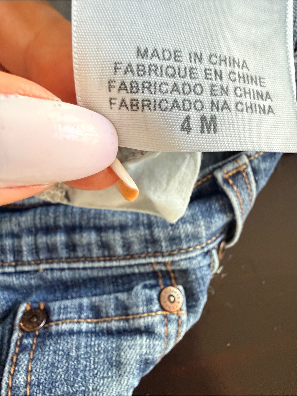 Levi's Women's 505 mid rise
Medium wash straight leg jeans some
stretch GUC sz 4 - Picture 6 of 12